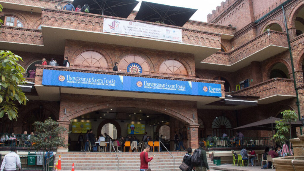 Pantalla LED - U. Santo Tomás