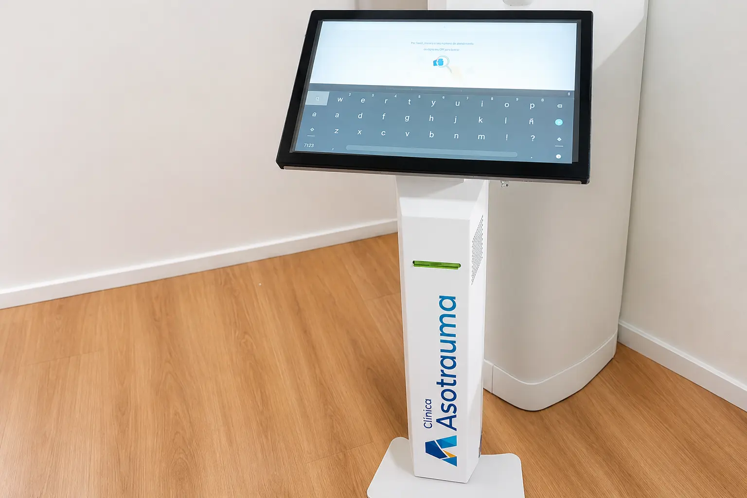Digital signage display for queue calling at Clínica Asotrauma