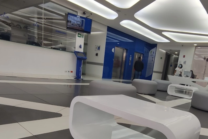 Queue management and user service system at Clínica Azul