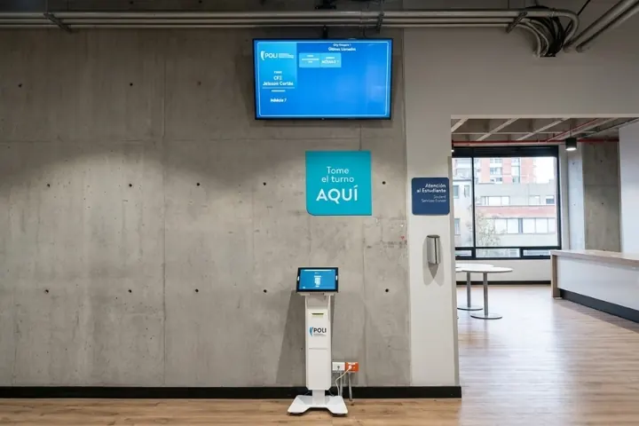 Queue management and user service system at Poli